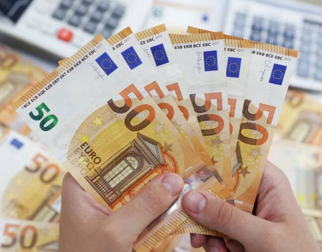 ਯੂਰੋ: ਯੂਰੋ ਦੁਨੀਆ ਦੀ ਨੌਵੀਂ ਸਭ ਤੋਂ ਮਹਿੰਗੀ ਮੁਦਰਾ ਹੈ। ਇਸ ਮੁਦਰਾ ਦਾ ਕੋਡ EUR ਹੈ। ਇਹ ਵਿਸ਼ਵ ਆਰਥਿਕਤਾ ਦੀਆਂ ਸਥਿਰ ਮੁਦਰਾਵਾਂ ਵਿੱਚ ਗਿਣਿਆ ਜਾਂਦਾ ਹੈ। ਇੱਕ ਯੂਰੋ 88 ਭਾਰਤੀ ਰੁਪਏ ਦੇ ਬਰਾਬਰ ਹੈ।