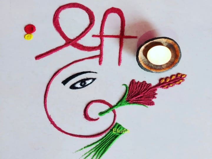 Ganesh Chaturthi Rangoli: इस बार गणपति बप्पा को अपने घर लेकर आ रहे हैं तो घर को सजाने के लिए खूबसूरत रंगोली डिजाइन को दिमाग में तैयार कर लीजिए. रंगोली बनाने का आइडिया नहीं है तो यहां से ले सकते हैं.