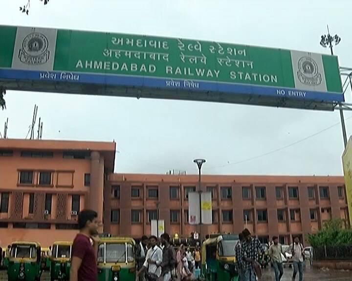 અમદાવાદ: રાજ્યમાં ભારે વરસાદને પગલે ટ્રેન વ્યવહારને પણ અસર પડી છે. મુંબઈ,કર્ણાટક અને બેંગ્લોર જનાર પ્રવાસીઓને ટ્રેનો બંધ રહેતા મુશ્કેલીઓ પડી છે.