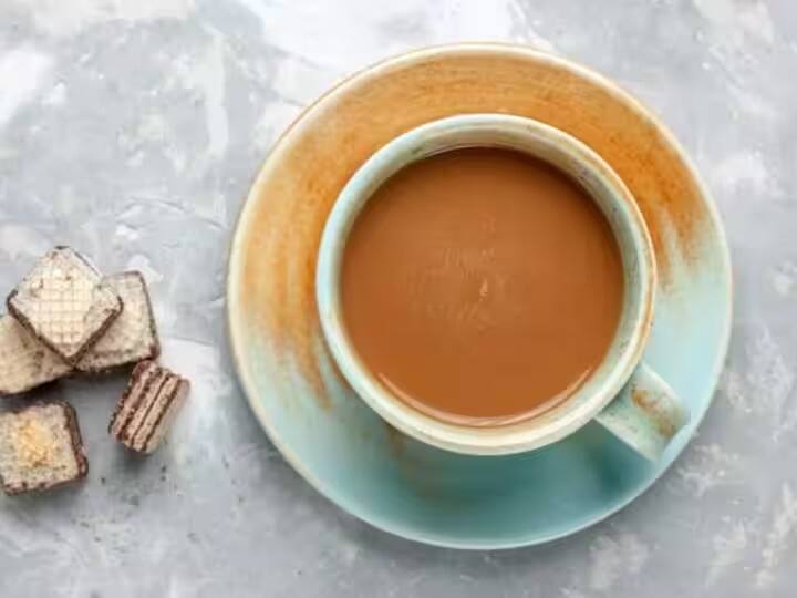 एका पातेल्यात पाणी आणि कॉफी पावडर घालून उकळू द्या.
