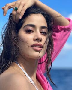 Janhvi Kapoor : 'ஆகாயத்தில் நூறு நிலாக்களும்..’ கடற்கரையில் குளியல் போட்ட ஜான்வி கபூர்!