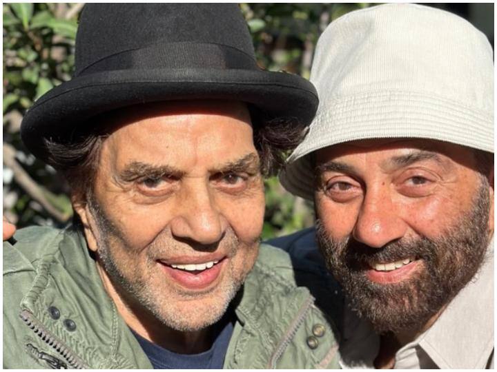 अमेरिका में पिता धर्मेंद्र संग पिज्जा पार्टी एंजॉय करते नजर आए Sunny Deol, 'गदर 2' एक्टर की तस्वीर पर ईशा देओल ने यूं किया रिएक्ट Gadar 2 Actor Sunny Deol Share picture with father Dharmendra Enjoying Pizza In America Esha Deol Reacted अमेरिका में पिता धर्मेंद्र संग पिज्जा पार्टी एंजॉय करते नजर आए Sunny Deol, 'गदर 2' एक्टर की तस्वीर पर ईशा देओल ने यूं किया रिएक्ट