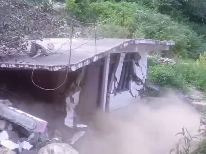 Joshimath Landslide 8 Houses under debris people forced to migrate ANN Joshimath Landslide: जोशीमठ के इस गांव में कुदरत का कहर, भूस्खलन की चपेट में आए आठ मकान, लोग पलायन को मजबूर