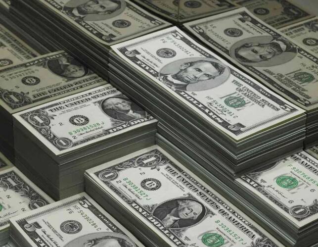 ਡਾਲਰ: ਦੁਨੀਆ ਦੀਆਂ ਸਭ ਤੋਂ ਮਹਿੰਗੀਆਂ ਮੁਦਰਾਵਾਂ ਦੀ ਸੂਚੀ ਵਿੱਚ ਡਾਲਰ 10ਵੇਂ ਨੰਬਰ 'ਤੇ ਹੈ। ਇਹ ਕਈ ਦੇਸ਼ਾਂ ਵਿੱਚ ਵਰਤਿਆ ਜਾਂਦਾ ਹੈ। ਕਿਉਂਕਿ ਵਪਾਰ ਡਾਲਰ ਵਿੱਚ ਕੀਤਾ ਜਾਂਦਾ ਹੈ, ਇਹ ਇੱਕ ਸ਼ਕਤੀਸ਼ਾਲੀ ਮੁਦਰਾ ਹੈ। ਇੱਕ ਡਾਲਰ 83.09 ਭਾਰਤੀ ਰੁਪਏ ਦੇ ਬਰਾਬਰ ਹੈ।