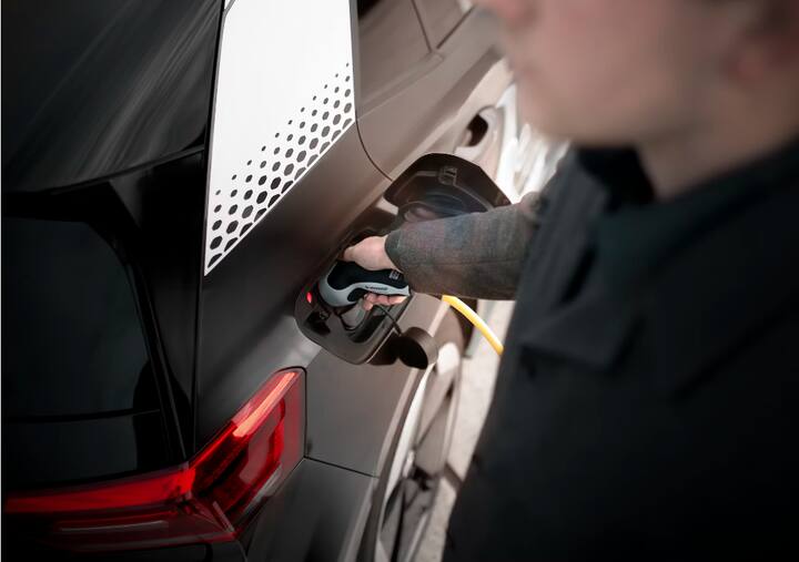 बॅटरीचे टर्मिनल दर आठवड्याला स्वच्छ केले पाहिजेत.