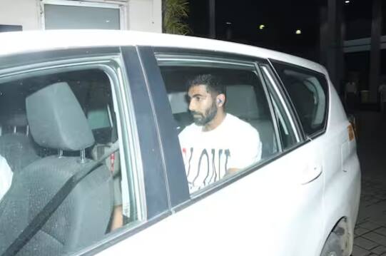 ਇਸ ਤੋਂ ਇਲਾਵਾ ਵਿਕਟਕੀਪਰ ਬੱਲੇਬਾਜ਼ ਈਸ਼ਾਨ ਕਿਸ਼ਨ ਕਾਲੇ ਰੰਗ ਦੀ ਟੀ-ਸ਼ਰਟ 'ਚ ਨਜ਼ਰ ਆਏ। ਸਟਾਰ ਤੇਜ਼ ਗੇਂਦਬਾਜ਼ ਜਸਪ੍ਰੀਤ ਬੁਮਰਾਹ ਵੀ ਉਨ੍ਹਾਂ ਦੀ ਕਾਰ 'ਚ ਨਜ਼ਰ ਆਏ।