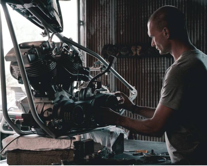 कारची बॅटरी निरोगी ठेवण्यासाठी, त्याच्या बॅटरी टर्मिनल्सवर एक विशेष  प्रकारचा स्प्रे लावावा.