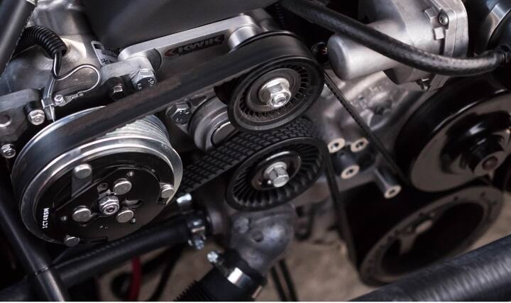 चारचाकीची बॅटरी नीट ठेवण्याकरता काय करावे पाहा.