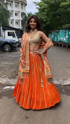 अपकमिंग फिल्म 'सुखी' के प्रमोशन के लिए स्टाइलिश अंदाज में पहुंची Shilpa Shetty, ऑरेंज कलर के लहंगे में एक्ट्रेस लगीं बला की खूबसूरत