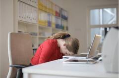 Sleepiness During Office : तुम्हाला ऑफिसमध्ये झोप आणि सुस्तपणा जाणवतो, याचे कारण काय आहे? वाचा