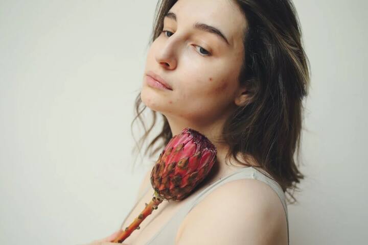 पिंपल्स ही प्रौढत्वात दिसणारी त्वचेची सर्वात सामान्य समस्या आहे.