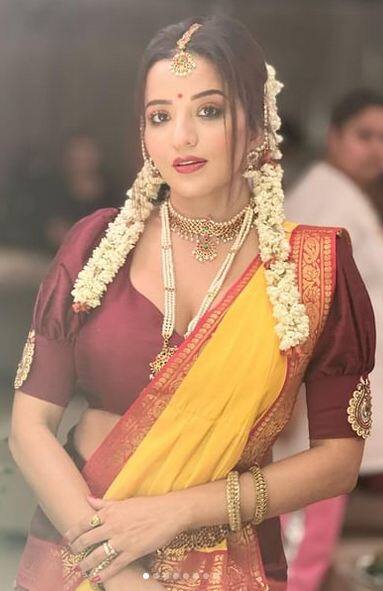 ਹਾਲ ਹੀ ਵਿੱਚ, ਮੋਨਾਲੀਸਾ ਨੇ ਆਪਣੇ ਨਵੀਨਤਮ ਰਵਾਇਤੀ ਅੰਦਾਜ਼ ਵਿੱਚ ਤਸਵੀਰਾਂ ਕਲਿੱਕ ਕਰਵਾ ਕੇ ਪ੍ਰਸ਼ੰਸਕਾਂ ਵਿੱਚ ਲਾਈਮਲਾਈਟ ਹਾਸਲ ਕੀਤੀ ਹੈ। ਇਨ੍ਹਾਂ ਤਸਵੀਰਾਂ 'ਚ ਉਸ ਦੀ ਸਾਦਗੀ ਨੂੰ ਦੇਖ ਕੇ ਲੋਕ ਦੰਗ ਰਹਿ ਗਏ ਹਨ। ਦੇਖੋ ਫੋਟੋਆਂ...