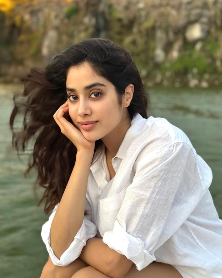 ‘దేవర‘ పేరుతో ఈ సినిమా తెరకెక్కుతోంది. Photo Credit: Janhvi Kapoor/Instagram