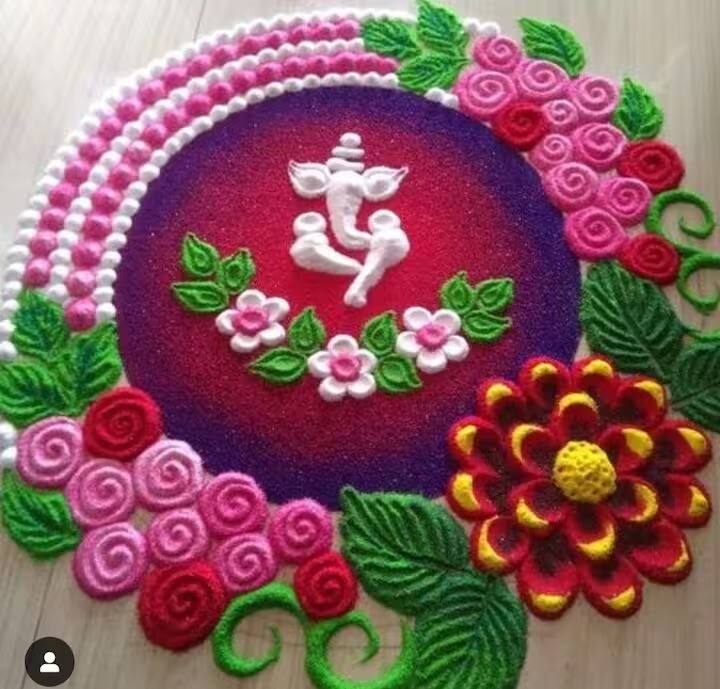 तुमच्या घरी गणपतीचं आगमन होणार असेल तर बाप्पाच्या स्वागतासाठी तुम्ही बाप्पाची रांगोळी काढू शकता. या प्रकारच्या रांगोळीमध्ये गणपती बनवला जातो आणि त्याबरोबर विविध प्रकारच्या डिझाईन्सचा समावेश केला जातो.