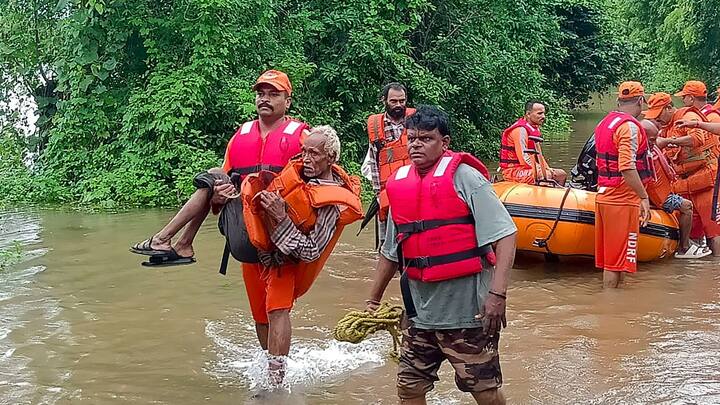 12 Thousand Evacuated:এখনও পর্যন্ত যা খবর, তাতে প্রায় ১২ হাজারের কাছাকাছি বাসিন্দাকে অপেক্ষাকৃত নিচু জায়গা থেকে নিরাপদ আশ্রয়ে সরিয়ে নিয়ে যাওয়া হয়েছে।