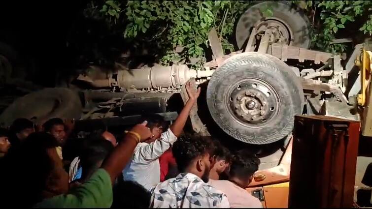 Two Laborers Die Reportedly After Tractor Disaster At Suri Birbhum News:ধান বোঝাই ট্রাক্টর উল্টে সিউড়িতে মৃত্যু ২ শ্রমিকের