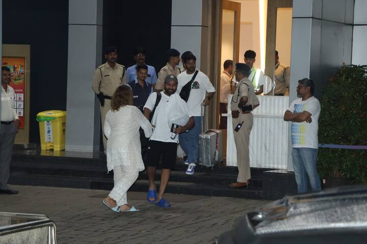 एशिया कप 2023 में चैंपियन बनने के बाद टीम इंडिया भारत पहुंच चुकी है. खिलाड़ियों के भारत पहुंचने की तस्वीरें सामने आई हैं.