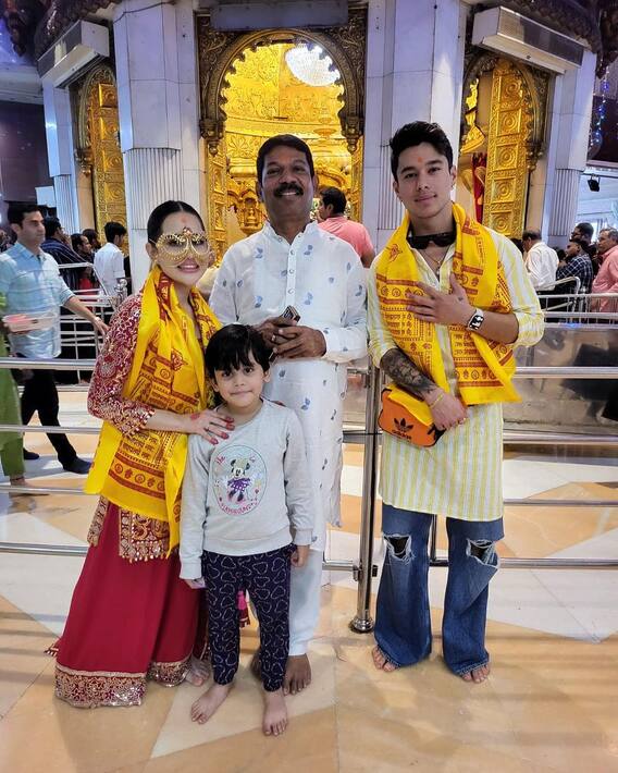 Uorfi Javed Pics: गणेश चतुर्थी से पहले रेड सूट पहनकर प्रतीक के साथ सिद्धिविनायक मंदिर पहुंचीं उर्फी, एक्ट्रेस के चश्मे ने खींचा फैंस का ध्यान