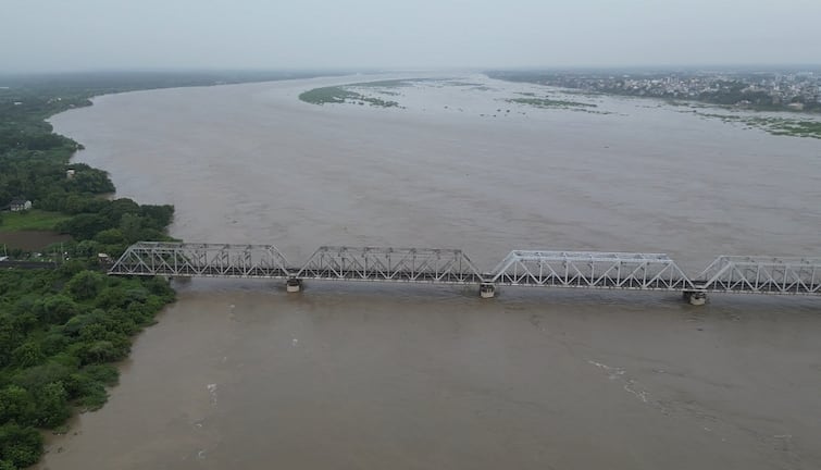 Gujarat Rain: The Meteorological Department has issued a red alert for rain in five districts of the state for 24 hours Gujarat Rain: રાજ્યમાં આગામી 24 કલાક હજુ પણ ભારે વરસાદની આગાહી, પાંચ જિલ્લામાં વરસાદનું રેડ એલર્ટ