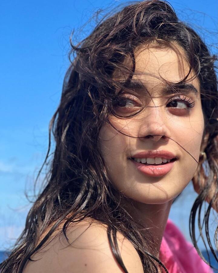 హిందీ సినీ పరిశ్రమలో  తనకంటూ ఓ గుర్తింపు తెచ్చుకుంది.Photo Credit: Janhvi Kapoor/Instagram