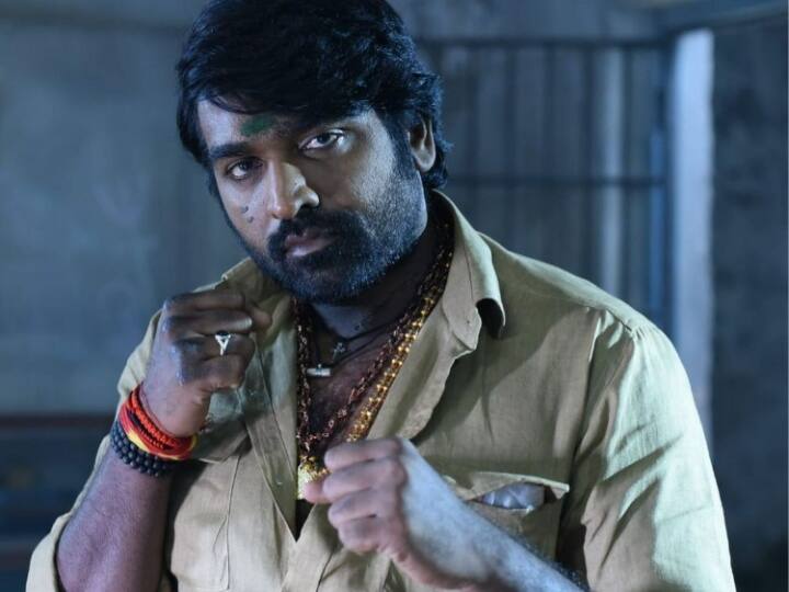 Vijay Sethupathi Love Life: आज हम आपको ‘जवान’ में ‘काली’ का खौफनाक रोल निभाने वाले एक्टर विजय सेतुपति की रियल लाइफ वाइफ से मिलवाने जा रहे हैं. जिनसे एक्टर बिना देखे ही मोहब्बत कर बैठे थे....