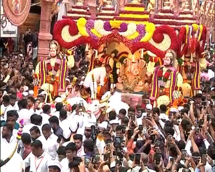 गणपती बाप्पा मोरया... मंगलमूर्ती मोरया... च्या जय घोषासोबतच जय श्रीराम, जय श्रीरामच्या नादघोषात श्री हनुमान रथातून वाजत गाजत मिरवणूक काढण्यात आली.