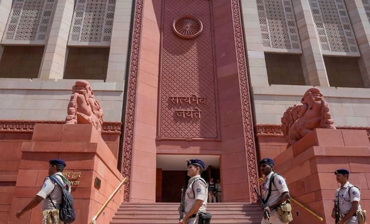 এ ছাড়াও নতুন সংসদভবনে অশ্ব, গরুড়, শার্দুল এবং হংসদ্বারও রয়েছে।এর মধ্যে অশ্ব ধৈর্য, শক্তি এবং গতির প্রতীক। শাস্ত্রীয় মতে, আশা, জয় এবং সাফল্যের প্রতীক গরুড়। শার্দুল তেজ এবং বিজয়ের প্রতীক। হংস শান্তি এবং সদ্ভাবের প্রতীক। হংসদ্বার দিয়ে নতুন সংসদভবনে ঢুকতে পারবেন সাংবাদিকরা।