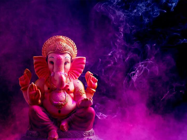 दिवसभरात या गोष्टी करू नका- गणेश उत्सवात मांसाहार किंवा मद्य सेवन करू नका. तामसिक आहारापासूनही दूर राहिले पाहिजे. गणेश चतुर्थीचे व्रत करणाऱ्यांनी ब्रह्मचर्य पाळावे. शरीराबरोबर मनाची शुद्धता ठेवा, कोणाशीही शिवीगाळ करू नका, वाद घालू नका.