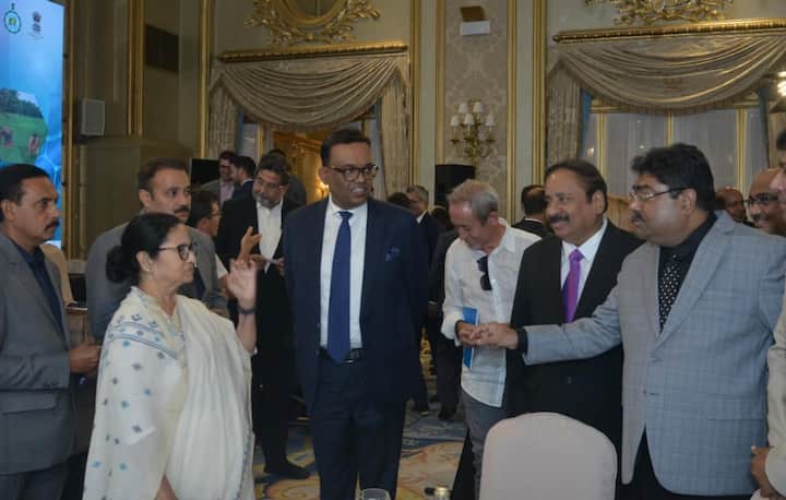 এর পর আসে বাংলার শিল্পের প্রসঙ্গ। সে কথা বলতে গিয়ে মুখ্যমন্ত্রীর দাবি, এই রাজ্যে সুলভে শ্রমিক মেলে। তা ছাড়া 'লৌহ আকরিক, বস্ত্র থেকে চটশিল্প, বাংলায় একাধিক শিল্পের সহাবস্থান রয়েছে', এমনও বলেন মমতা।
