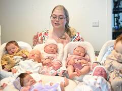 महिला ने लिया 13 बच्चों को गोद, देखने में बिल्कुल असली लगते हैं ये बच्चे, मगर सच्चाई है कुछ और