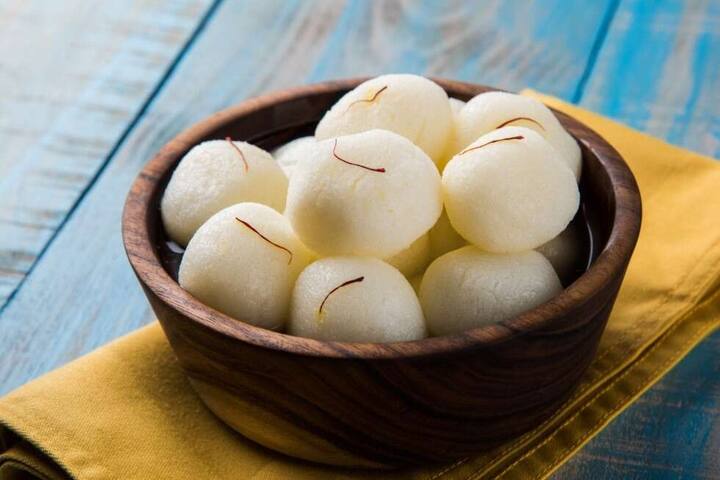பின் அடுப்பை ஆஃப் செய்து விட்டு, பாத்திரத்தில் இருக்கும் உருண்டைகளை ஆற வைத்து விட்டு , மேற்பரப்பில் பிஸ்தாவை தூவினால், சுவையான ரசகுல்லா தயார்.