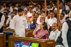 In Pics: સંસદમાં જ્યારે સોનિયા ગાંધીને મળ્યા જ્યોતિરાદિત્ય સિંધિયા, તસવીરોએ ખેંચ્યું સૌનું ધ્યાન