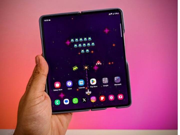 Samsung Galaxy Z Fold 5: इस फोन की कीमत 1,64,999 रुपये है. स्मार्टफोन Snapdragon 8 Gen 2 SoC, 7.6 इंच की मेन डिस्प्ले, 6.2 इंच की कवर डिस्प्ले और 4400mAh की बैटरी के साथ आता है. मोबाइल फोन को आप ब्लू, ब्लैक और क्रीम कलर में खरीद सकते हैं.