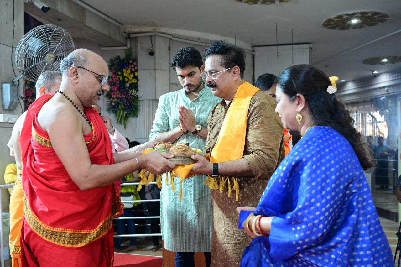 Aadesh Bandekar Suchitra Bandekar At Shree Siddhivinayak Ganapati ...