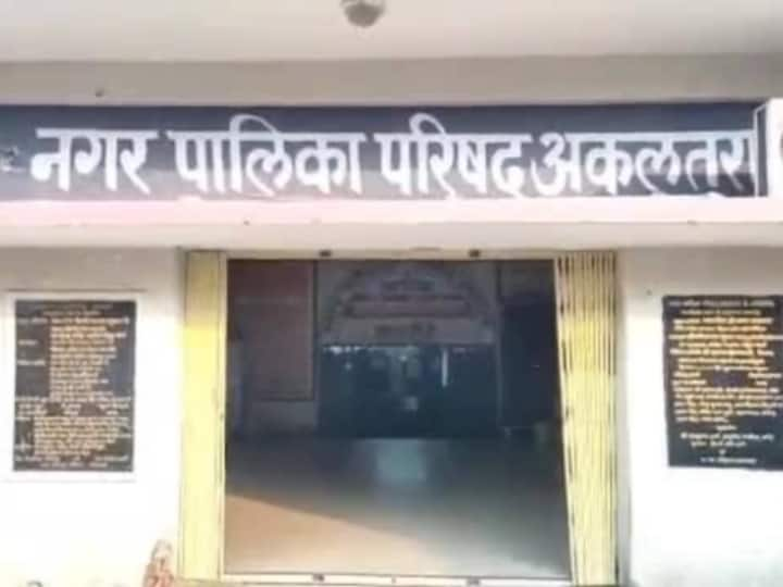 Chhattisgarh Janjgir Champa Akaltara nagar palika municipal utensils scam ann Chhattisgarh: अकलतरा नगर पालिका में बर्तन बांटने में अनियमितता, दो कर्माचारी हुए बर्खास्त