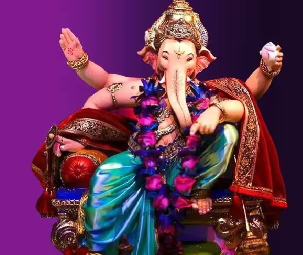 ગણપતિજીને સિંદૂર, દૂર્વા અને મોદક અર્પણ કરો પરંતુ બાપ્પાની પૂજામાં ભૂલથી કેતકીના ફૂલ અને તુલસીનો ઉપયોગ ના કરો. પૂજામાં વાસી અથવા સુકાઈ ગયેલા ફૂલોનો ઉપયોગ ના કરો.