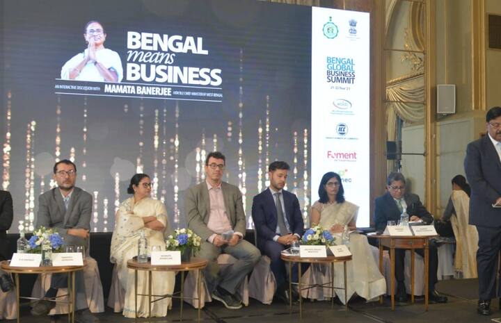 এই রাজ্যের সরকারি চিকিৎসা পরিষেবা যে সম্পূর্ণ 'ফ্রি', সে প্রসঙ্গও ছুয়ে যান তিনি। নির্যাস ছিল একটাই, 'বাংলা মানে ব্যবসা, বাংলা মানে আতিথ্য, বাংলা মানে সব ধরনের পরিষেবা।'
