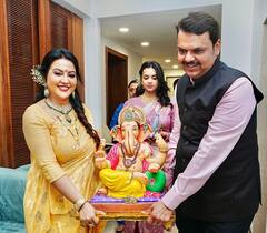 Devendra Fadanvis : देवेंद्र फडणवीसांच्या 'सागर' बंगल्यावर गणेशाचं आगमन, कुटुंबीयांसोबत केली पूजा