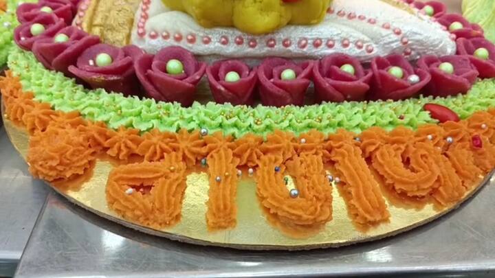 खवा, काजू, आंबा व मावा अशा मोदकांच्या विविध प्रकारांनी दुकाने सजली असून, ग्राहकांची या पदार्थांना पसंती मिळत आहे