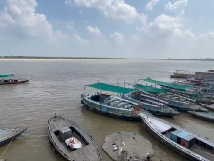 Varanasi Flood: केंद्रीय जल आयोग के अनुसार आज सुबह 10:00 बजे तक गंगा का जलस्तर 64.58 मीटर रिकॉर्ड किया गया. गंगा का चेतावनी बिंदु 70.26 मीटर है. रात से गंगा का पानी घटने लगा है.