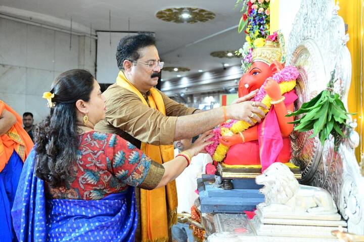 आदेश बांदेकर हे श्री सिद्धीविनायक गणपती मंदिराचे अध्यक्ष आहेत.