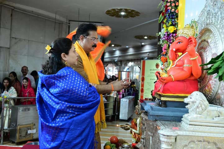 गणेशोत्सवाचा आज पहिला दिवस असून मंत्रोच्चारात बाप्पाची प्राणप्रतिष्ठा झाली आहे.