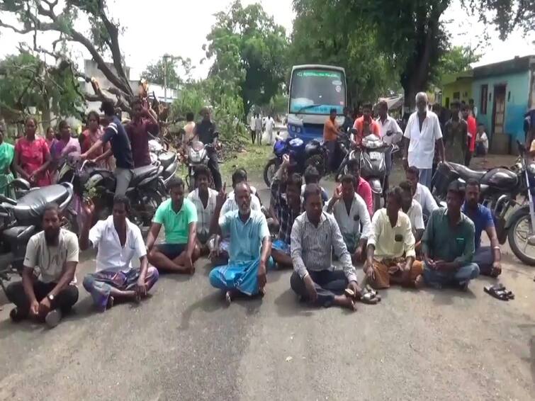 Tiruvannamalai Public road block to cut trees without code due to road widening TNN சாலை விரிவாக்கத்தால் குறியீடு இல்லாத மரங்களை வெட்டுவதா..? -  தி.மலை அருகே மக்கள் சாலை மறியல்