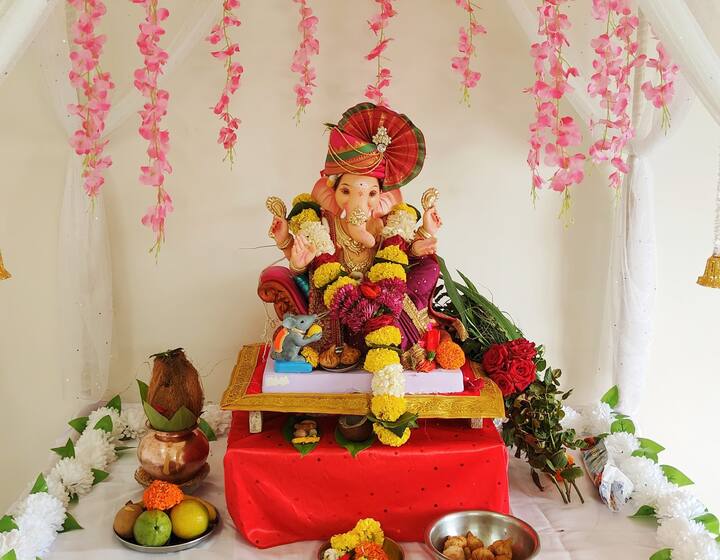 नाशिककरांच्या घराघरात आज गणपती विराजमान झाले असून अनेकांच्या हटके डेकोरेशन लक्ष वेधले आहे.