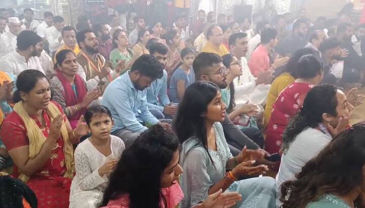 अनेक पुणेकरांनी दगडूशेठ मंदिरात आरतीसाठी गर्दी केली आहे.