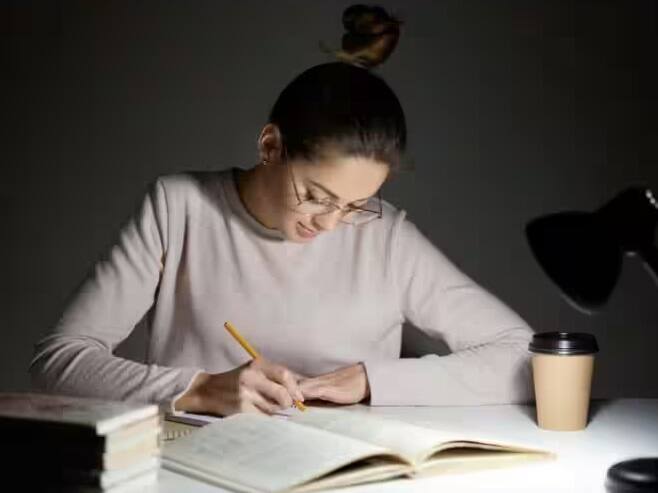 અરજી કરવા માટે જનરલ કેટેગરીના ઉમેદવારોએ 2400 રૂપિયા ફી ચૂકવવાની રહેશે. અનામત કેટેગરીની ફી 1200 રૂપિયા છે. પેમેન્ટ ઓનલાઈન જ થશે.