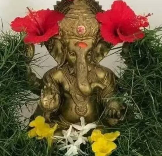 જો તમે ઘરમાં ભગવાન ગણેશજીની સ્થાપના કરી રહ્યા છો તો તેને દરરોજ સવાર-સાંજ 10 દિવસ સુધી આરતી કરો અને થાળ ધરાવો. મૂર્તિની નજીક અંધારુ ના થવા દો.