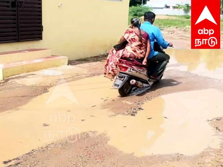 The road in Villupuram city areas is bumpy, potholed and muddy TNN விழுப்புரம் நகர பகுதிகளில் குண்டும், குழியுமாகவும், சேறும் சகதியுமாகவும் மாறிய சாலை...  நகராட்சி நிர்வாகம் மெத்தனம்