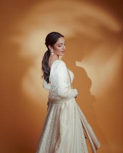 తెల్ల చీరలో మెరిసిపోతున్న నేహా - లేటెస్ట్ ఫొటోలు చూశారా?