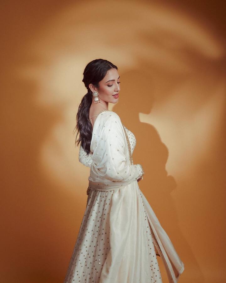 నేహా శెట్టి తన లేటెస్ట్ ఫొటోలు ఇన్‌స్టాగ్రామ్‌లో షేర్ చేశారు.